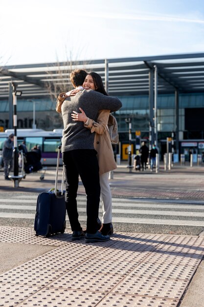 Reunión de pareja de relación a larga distancia