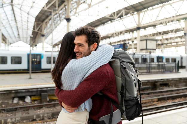 Foto gratuita reunión de pareja de relación a larga distancia