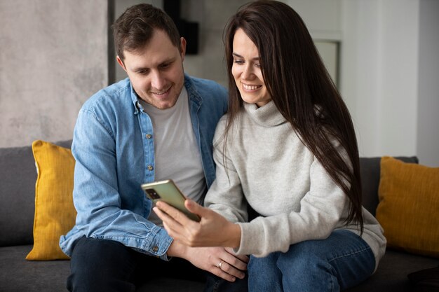 Reunión de pareja de relación a larga distancia