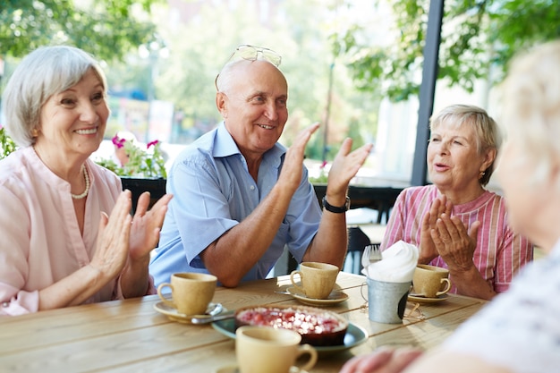 Reunión de personas mayores tan esperada