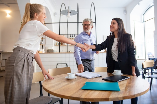 Reunión profesional de negocios femenina exitosa con clientes y estrecharme la mano