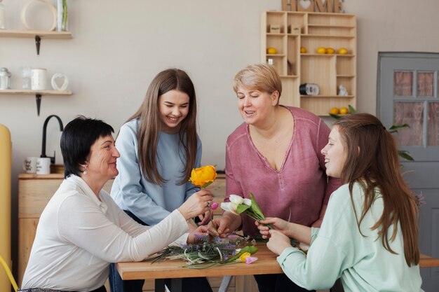 Reunión social femenina sentada alrededor de la mesa