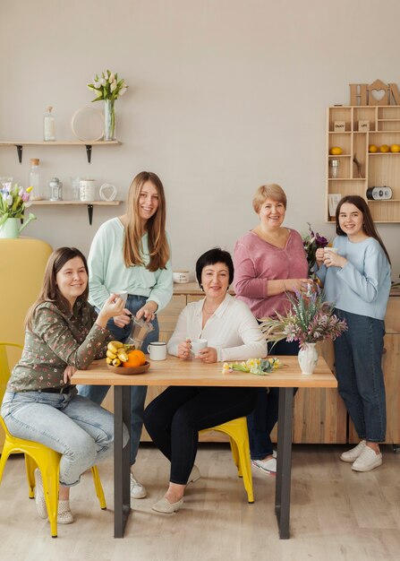 Reunión social femenina siendo felices juntos