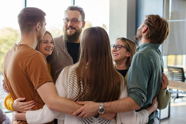 Foto gratuita reunión de terapia de grupo auténtica