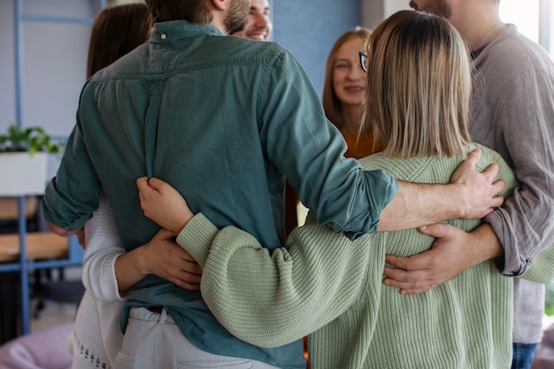 Foto gratuita reunión de terapia de grupo auténtica