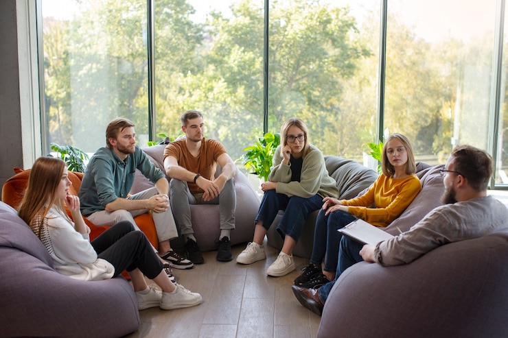 Foto gratuito reunión de terapia de grupo auténtica