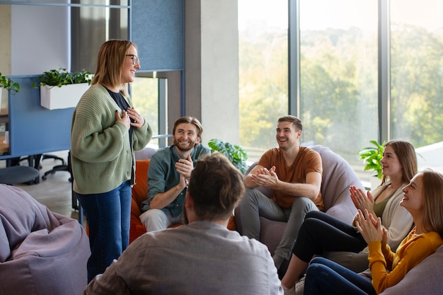 Foto gratuita reunión de terapia de grupo auténtica