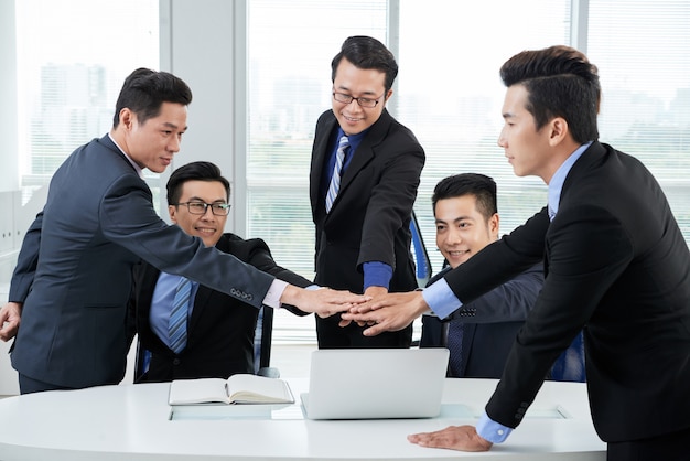 Reunión de trabajo de colegas asiáticos