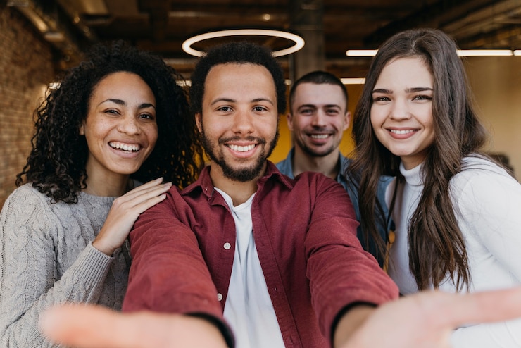Foto gratuito reunión de trabajo en equipo con empresarios
