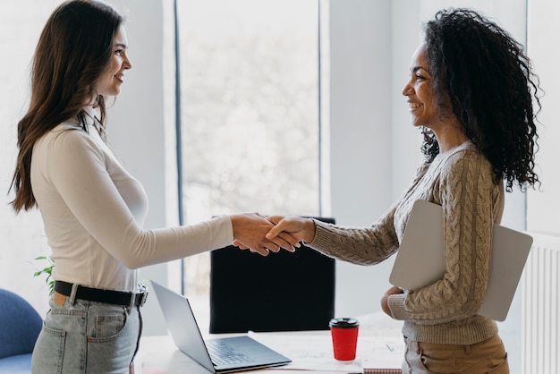 Foto gratuita reunión de trabajo en equipo con gente de negocios