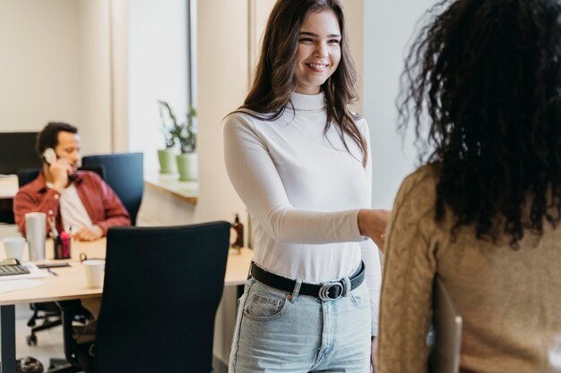 Reunión de trabajo en equipo con gente de negocios