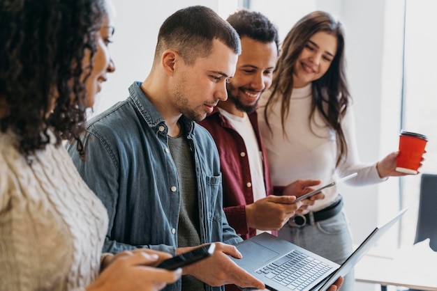 Reunión de trabajo en equipo con gente de negocios