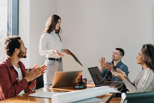 Foto gratuita reunión de trabajo en equipo con gente de negocios