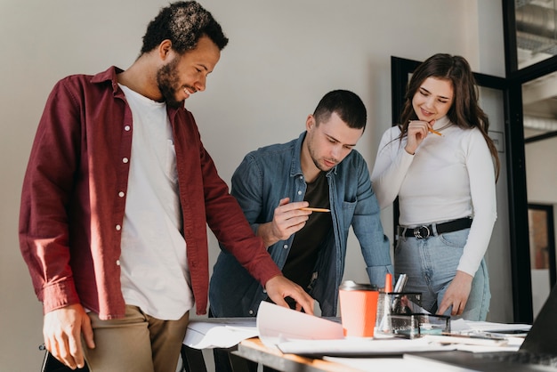 Reunión de trabajo en equipo con gente de negocios