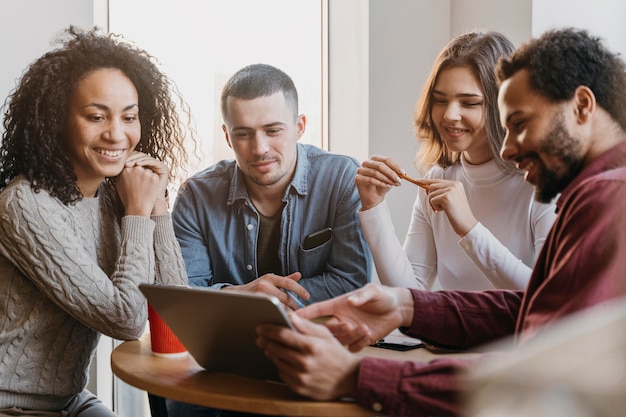 Reunión de trabajo en equipo con gente de negocios