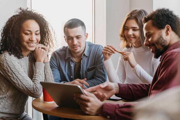 Reunión de trabajo en equipo con gente de negocios