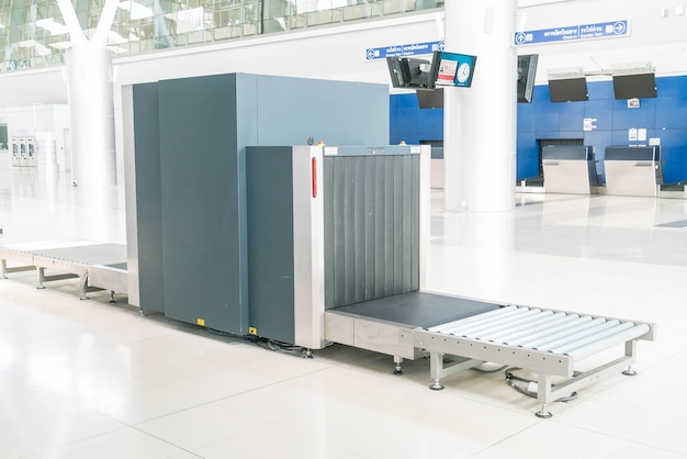 Foto gratuita revise el equipaje en el escáner de rayos x del aeropuerto