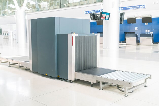 Revise el equipaje en el escáner de rayos X del aeropuerto