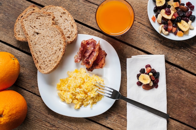 Revuelto de tocino y jugo de naranja