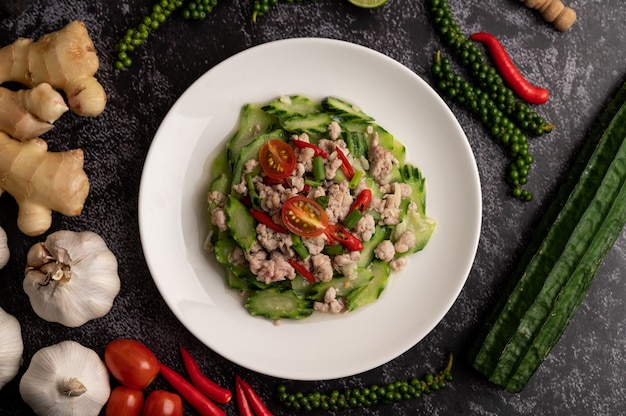 Foto gratuita revuelva el calabacín frito con carne de cerdo picada en un plato blanco