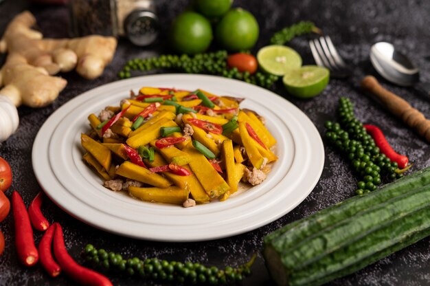 Foto gratuita revuelva la calabaza frita con carne de cerdo picada en la placa blanca.