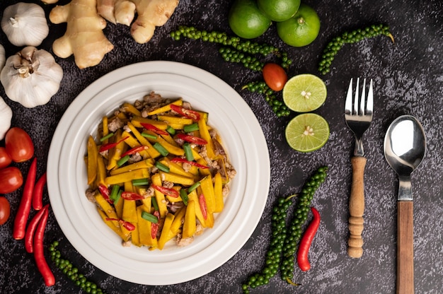 Foto gratuita revuelva la calabaza frita con carne de cerdo picada en la placa blanca.