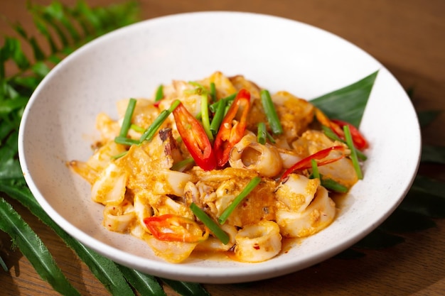 Revuelva los calamares fritos con yema de huevo salada estilo de comida tailandesa