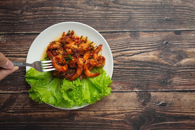 Foto gratuita revuelva camarones fritos con pasta de chile