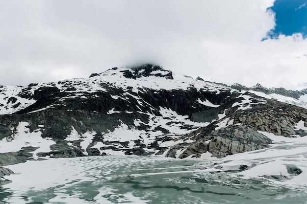 Rhone glaciar en los Alpes suizos en verano