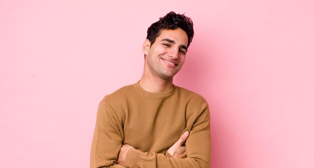 riendo alegremente con los brazos cruzados con una pose relajada, positiva y satisfecha