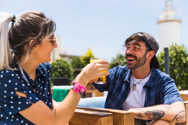 Riendo amigos bebiendo para la reunión