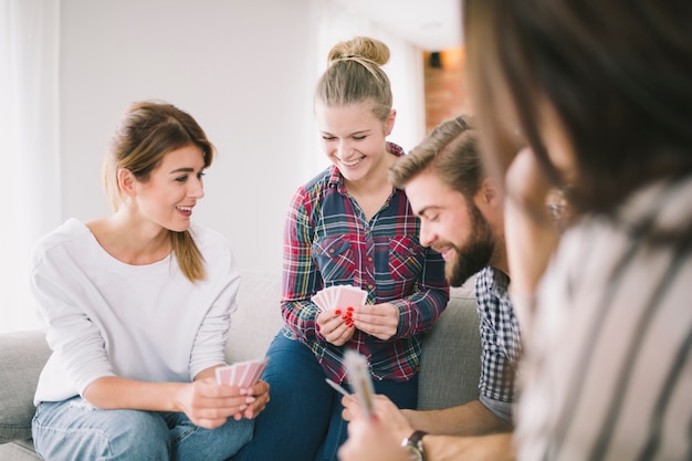 Foto gratuita riendo amigos disfrutando de juego de cartas