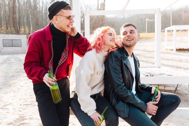 Foto gratuita riendo amigos inconformistas con cerveza divertirse juntos