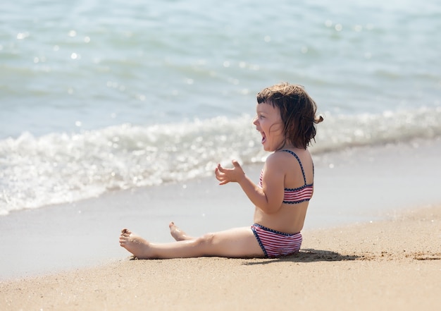 riendo chica en la playa de arena