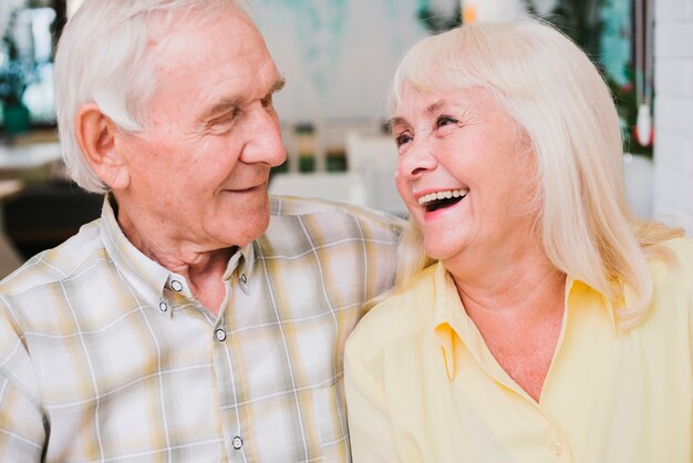 Riendo encantada pareja senior