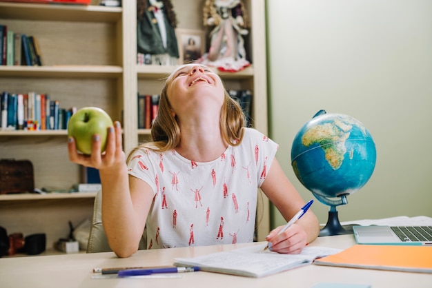 Foto gratuita riendo, estudiante, manzana