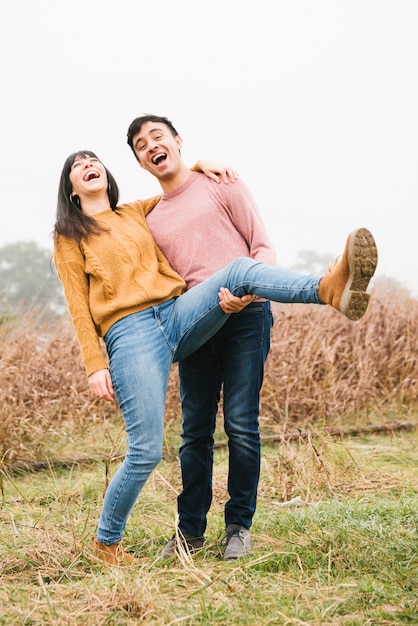 Foto gratuita riendo joven pareja en la naturaleza