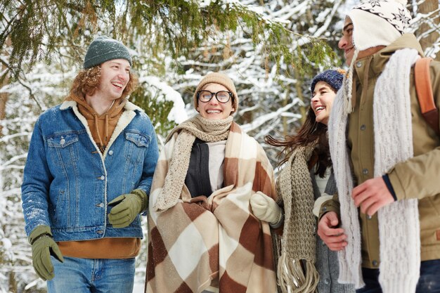 Riendo a los jóvenes en el bosque de invierno