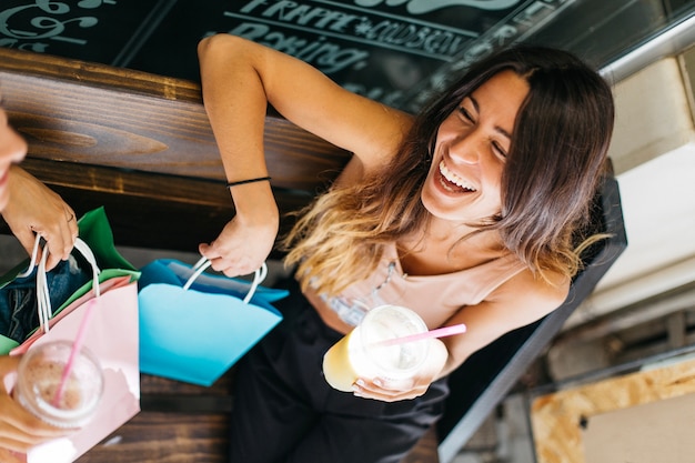 Foto gratuita riendo mujer con batido