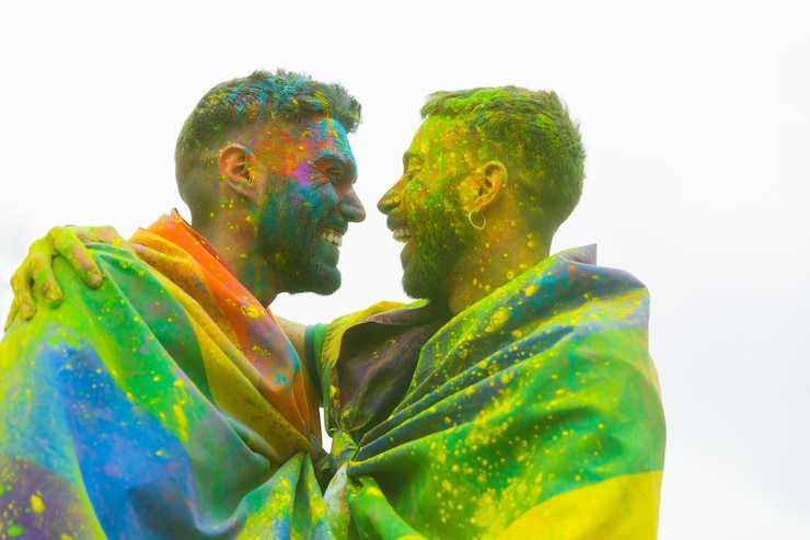 Foto gratuito riendo a los novios gay desordenados abrazándose en el desfile del orgullo