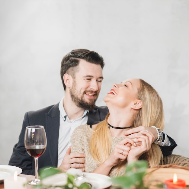 Riendo pareja enamorada en cena romántica