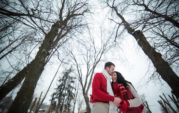 Foto gratuita riendo pareja pasar tiempo en los bosques de invierno