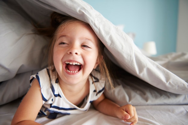 Ríete a carcajadas, pequeña niña