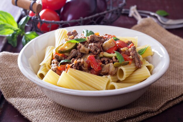 Rigatone con salsa boloñesa de berenjena