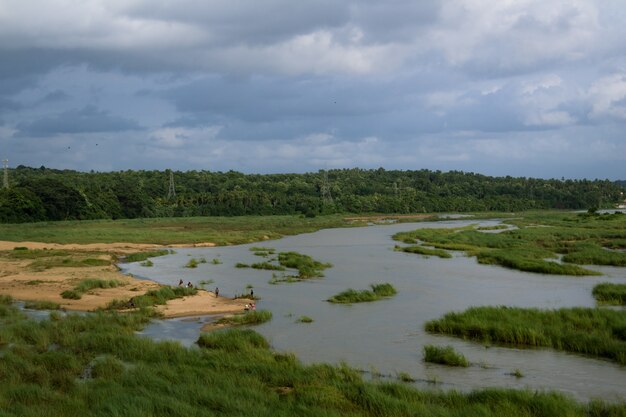 Río Bharatha con poco agua