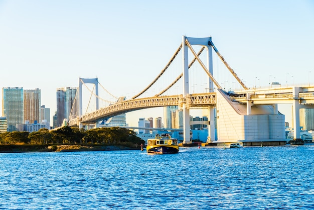 río centro de la ciudad puente moderno