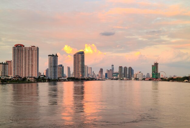 Río chao phraya y paisaje urbano de bangkok en el crepúsculo