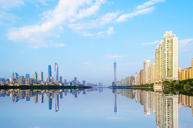 Río con la ciudad reflejada