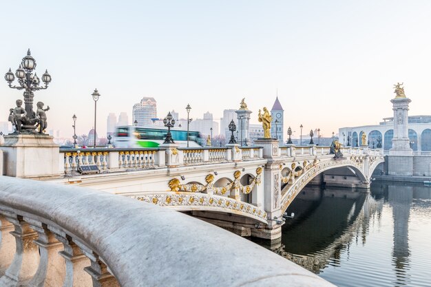 Río Y Edificios Modernos Contra El Cielo