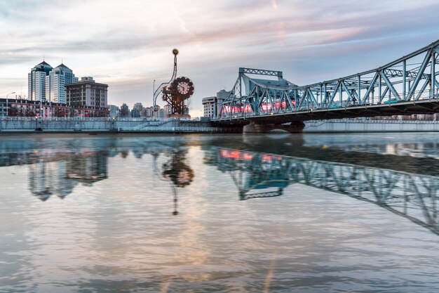 Río Y Edificios Modernos Contra El Cielo